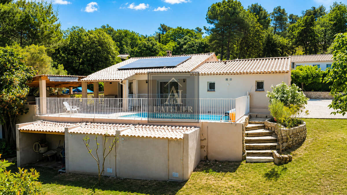 Maison de plain-pied d'une superficie de 136 m2 avec piscine sur une parcelle de 2000 m2 - photo 21