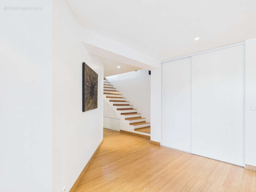 LUCINGES - Maison d'architecte contemporaine de 7 pièces avec piscine. - photo 17