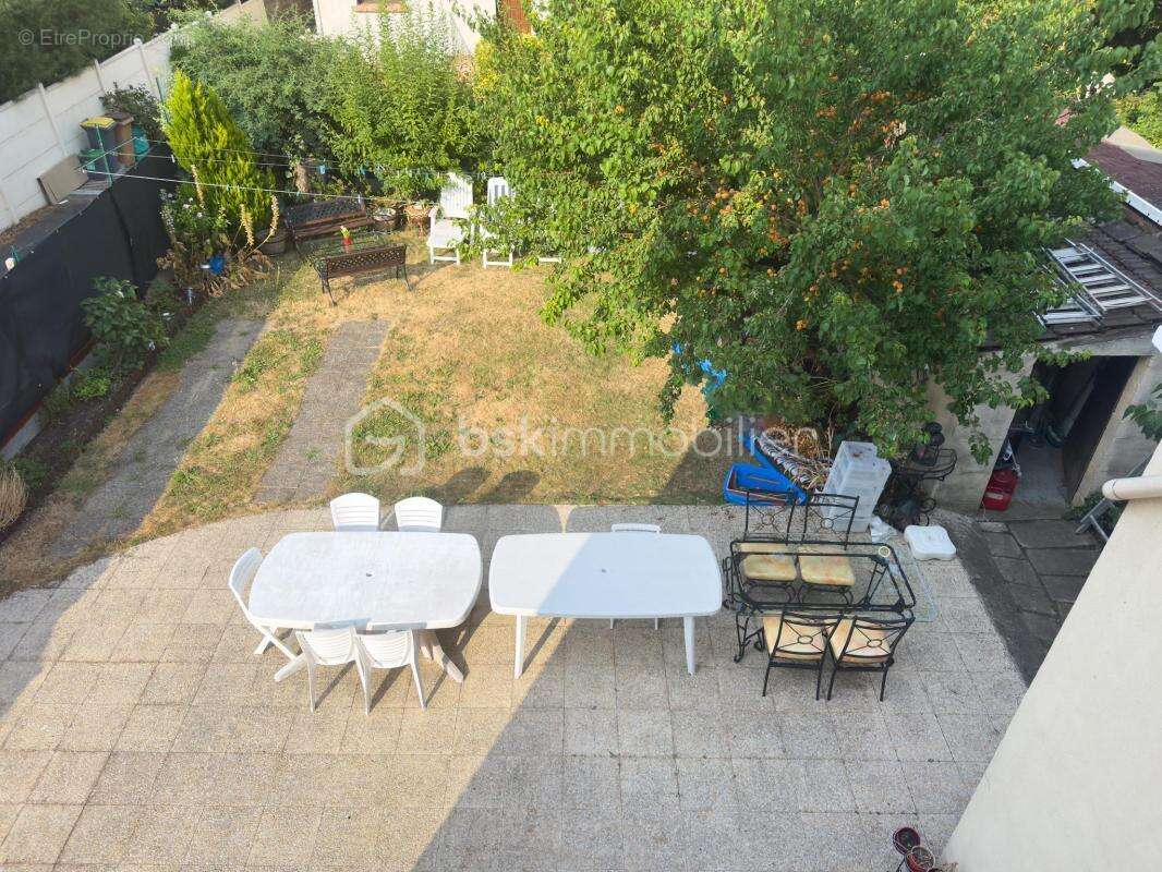 Quartier du Coteau – Maison familiale avec charmant jardin, terrasse, sous-sol total et nombreux stationnements ! - photo 5