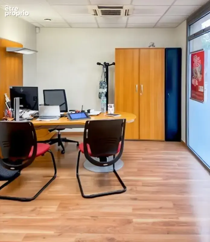 En plein centre ville, au coeur des commerces, MURS OCCUPES A VENDRE, d'une surface de 136 m² - photo 3