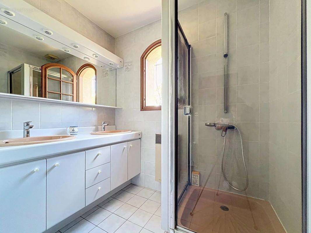 Maison à ROQUEBRUNE-SUR-ARGENS