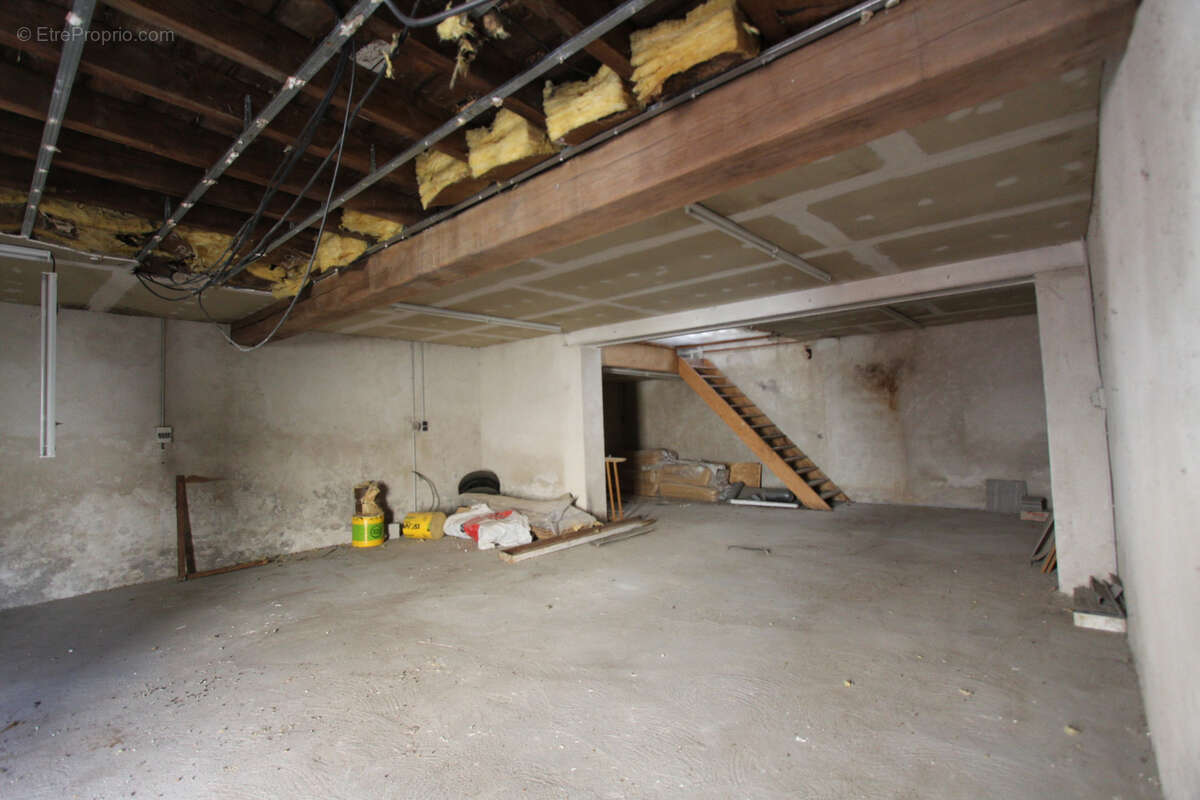 Centre-ville Charité-sur-Loire, bâtiment 162 m2 sur deux niveaux - photo 3