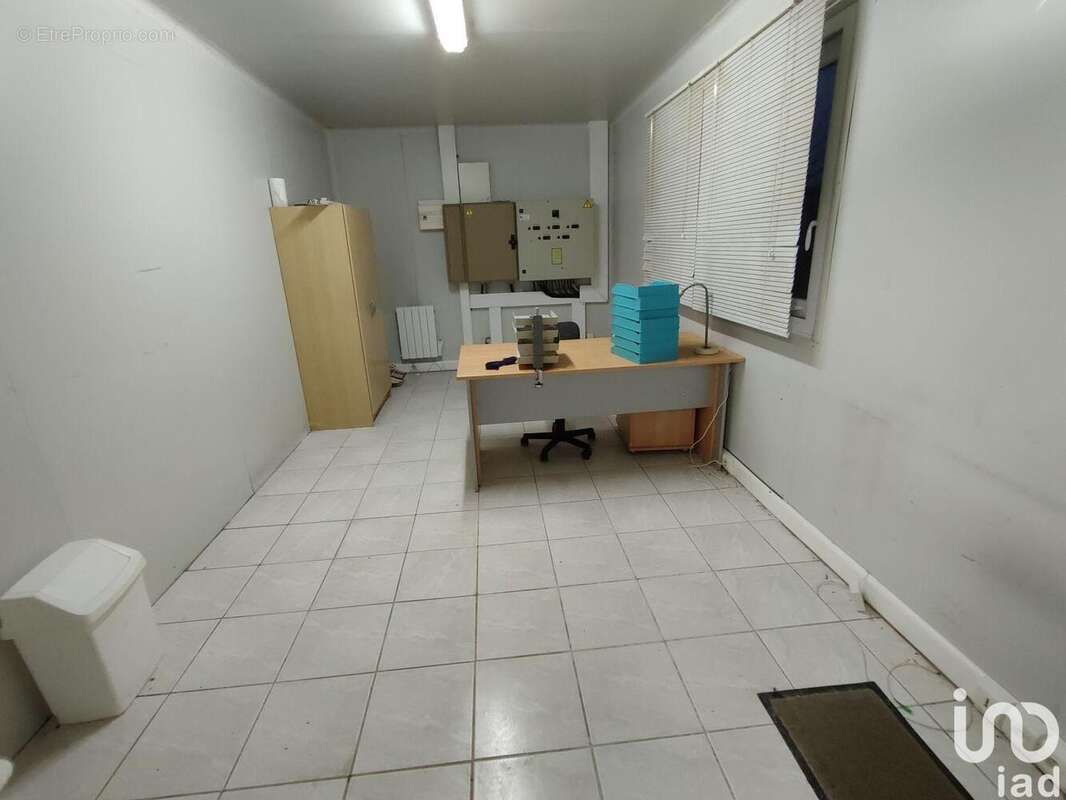 Photo 3 - Commerce à PRUNAY-LE-GILLON