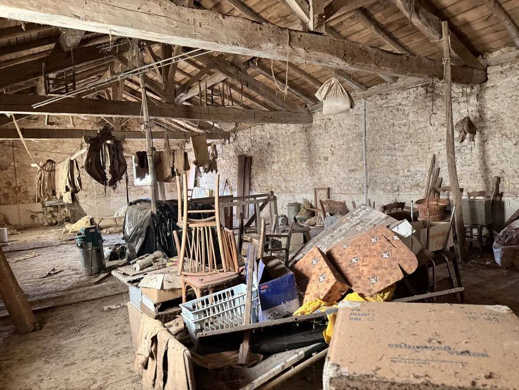 Maison à potentiel avec grange, proche de Brigueuil - photo 14
