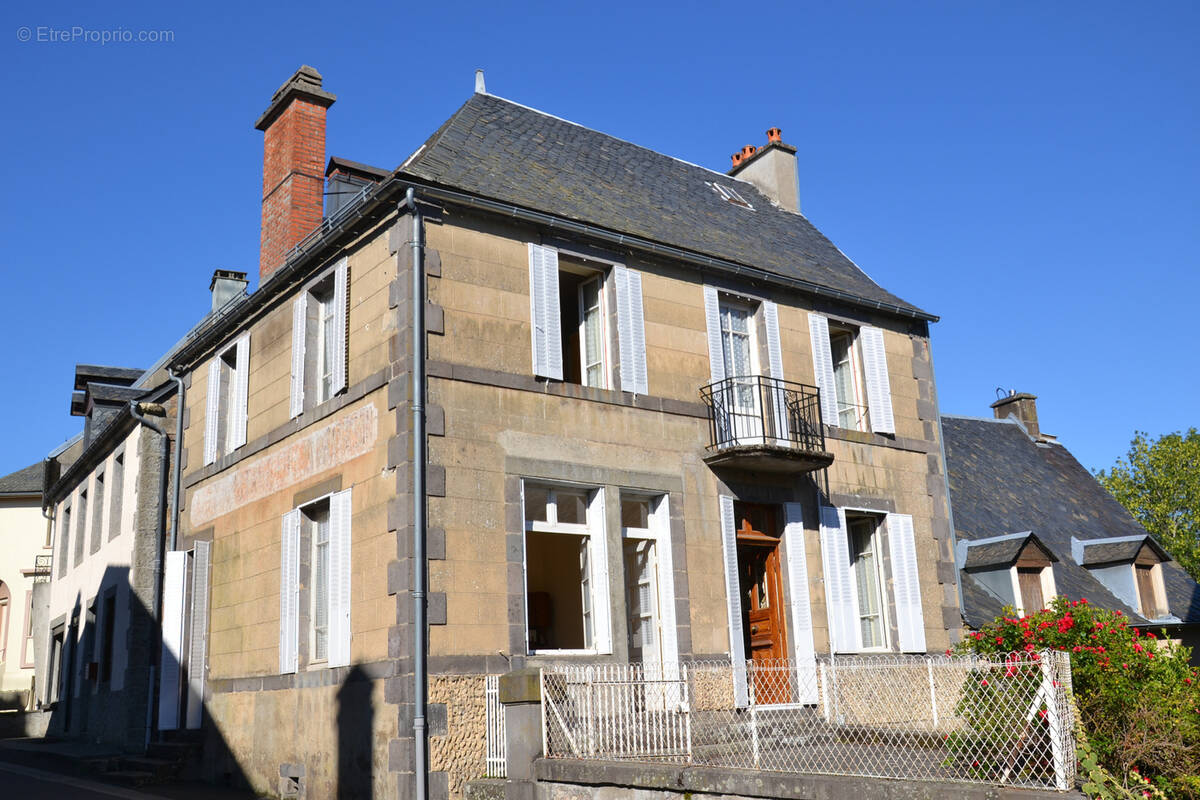 Maison à SAINT-SAUVES-D'AUVERGNE