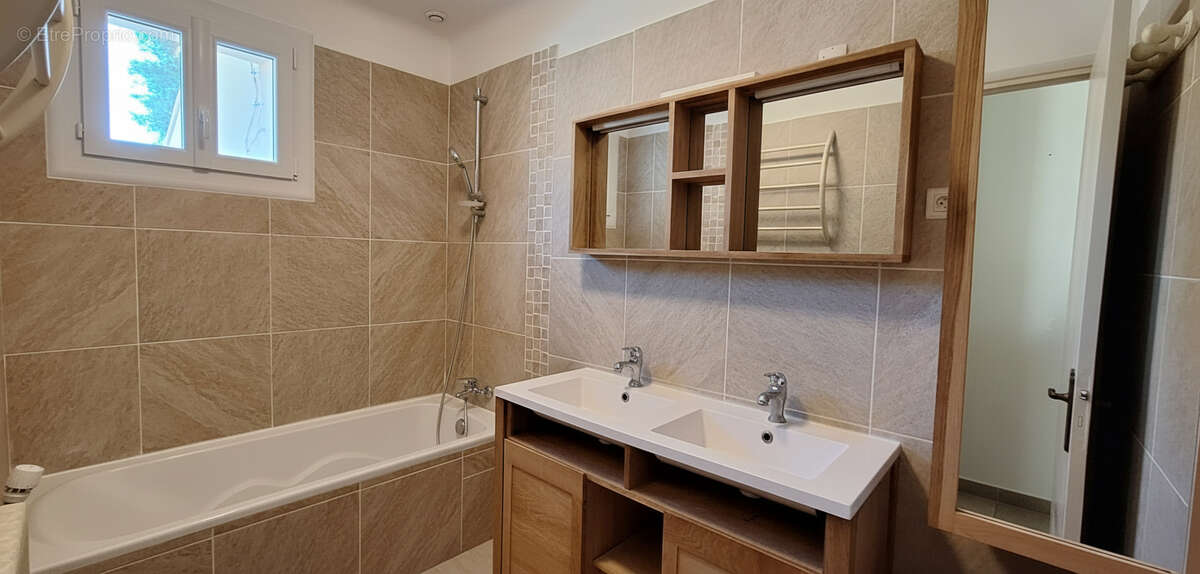 Maison à ENTRAIGUES-SUR-LA-SORGUE