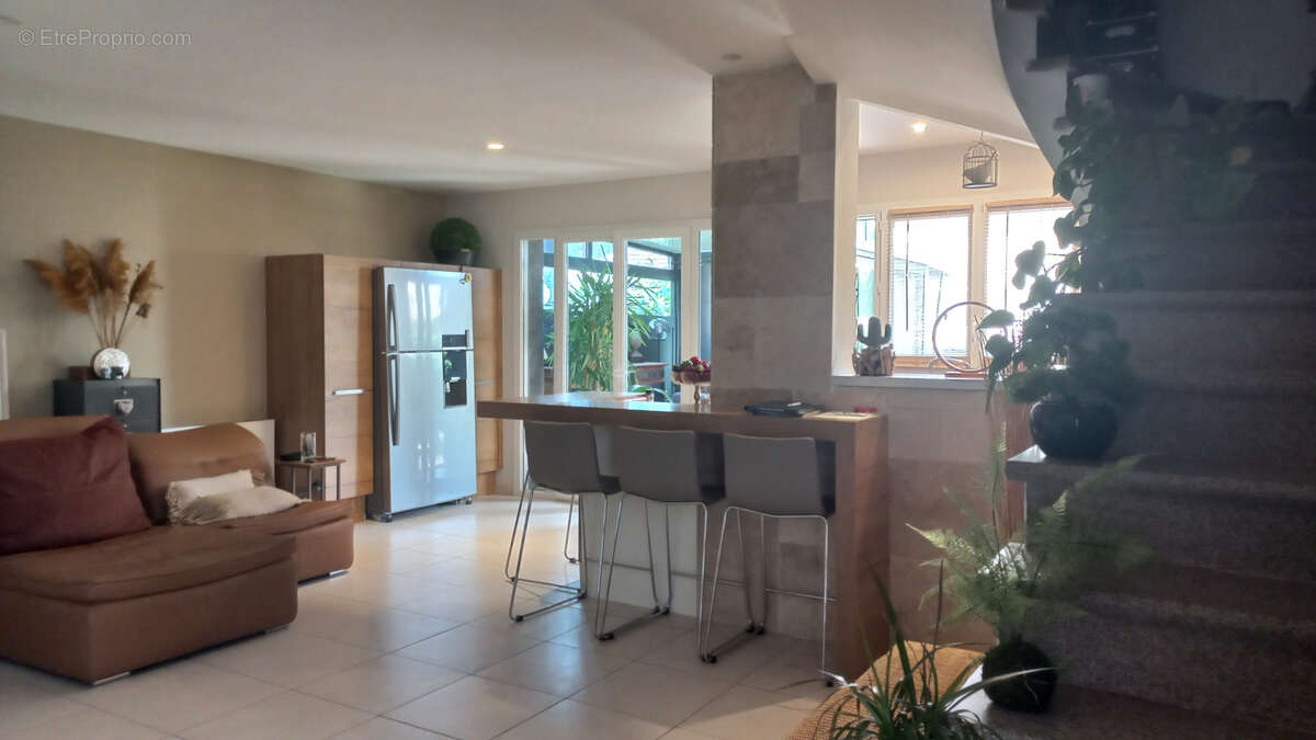 investissement locatif / Batisse de caractère divisée en 2 lots. - photo 14