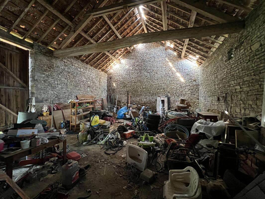 Corps de ferme avec grange et jardin clos -165 m² - Aubiat - Fort potentiel - photo 16