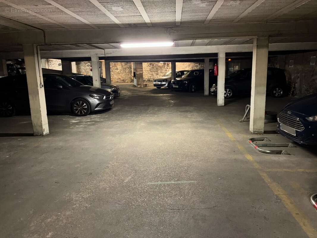 Parking à PARIS-11E