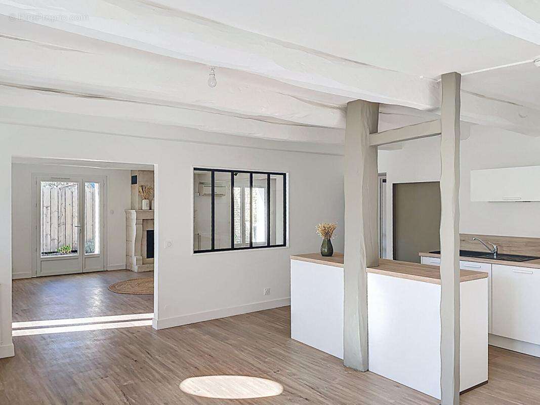 Belle demeure en pierre rénovée centre village 232 m2, 5 chambres, jardin, dépendance - photo 4