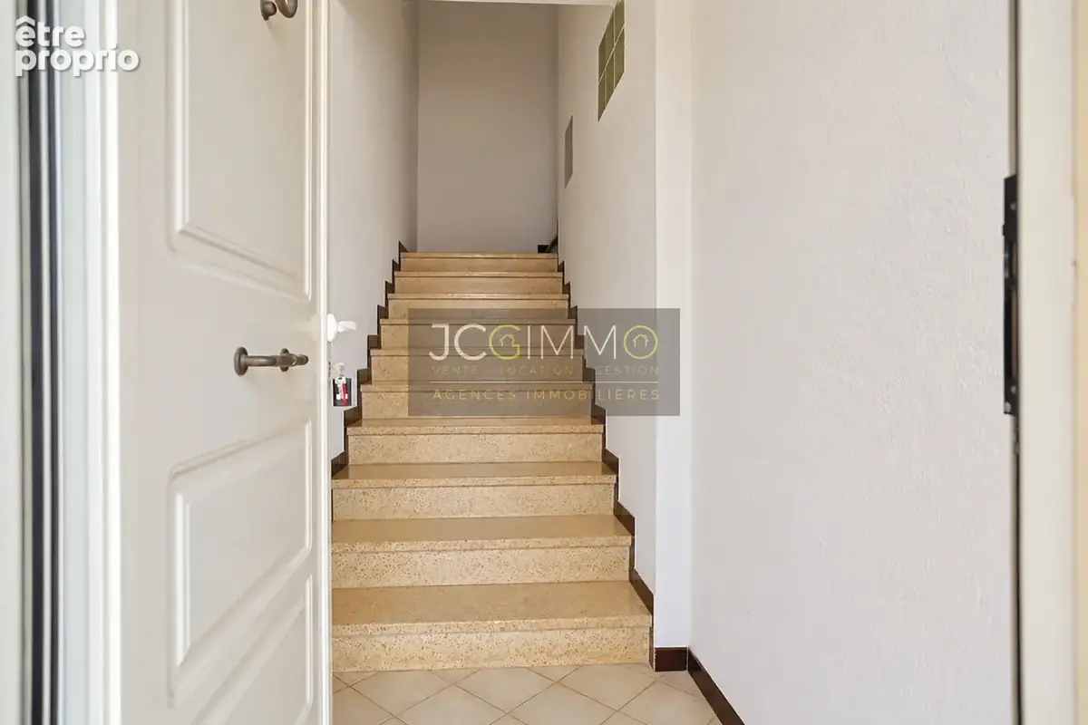 T4 de 87.5 m2 avec terrasse, garage et parking privatif ! - photo 17