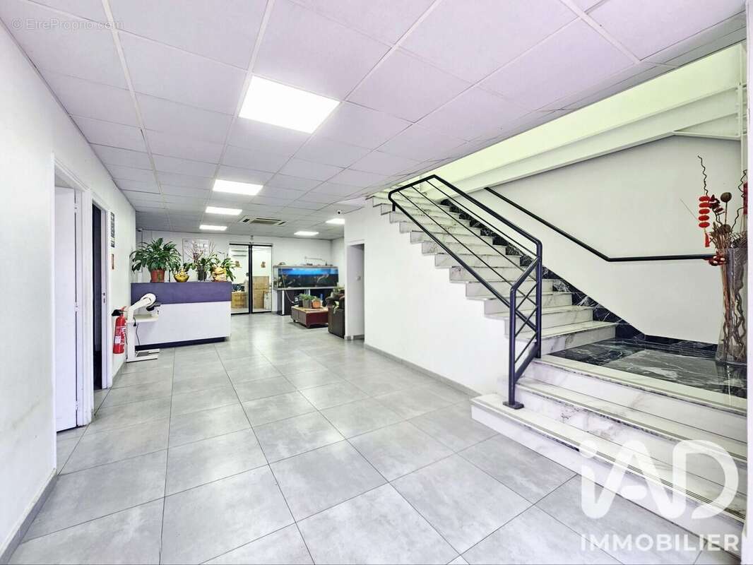 Commerce 1749 m² à La Courneuve  - photo 2