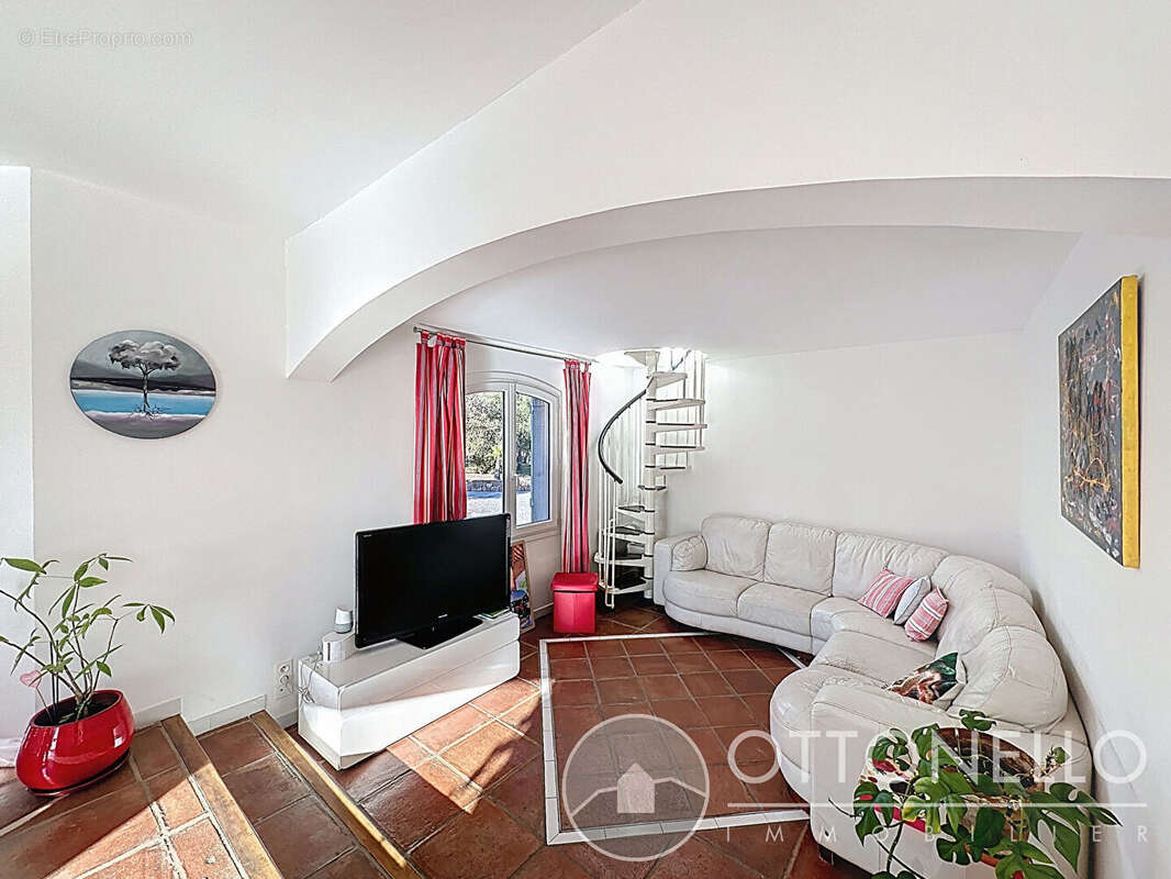 Maison à ROQUEBRUNE-SUR-ARGENS