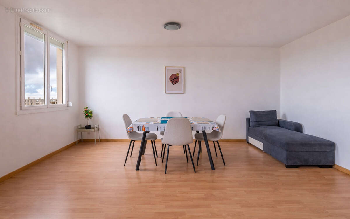 Appartement à COULAINES