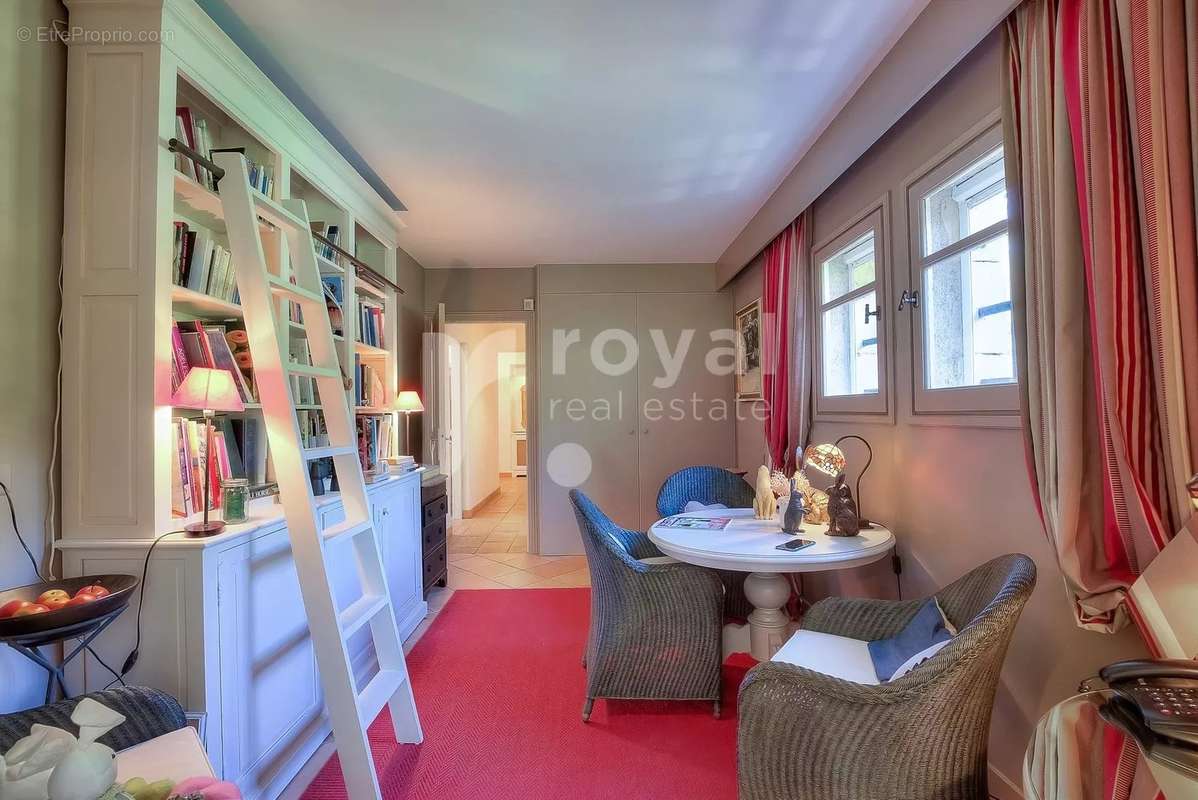 Maison à CHATEAUNEUF-GRASSE