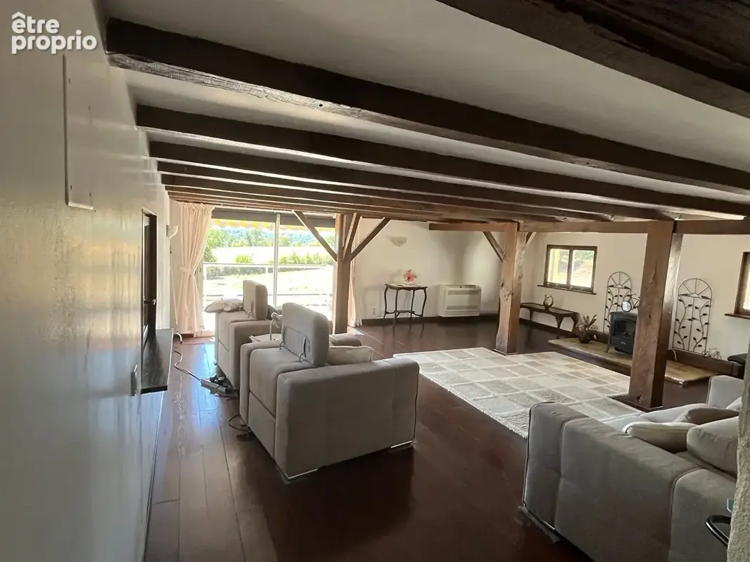 Charmante propriété individuelle en pierre rénovée avec grange, hangar, grand jardin, piscine et magnifique vue dégagée sur la c - photo 4