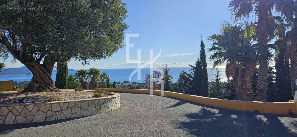 Maison à ROQUEBRUNE-SUR-ARGENS