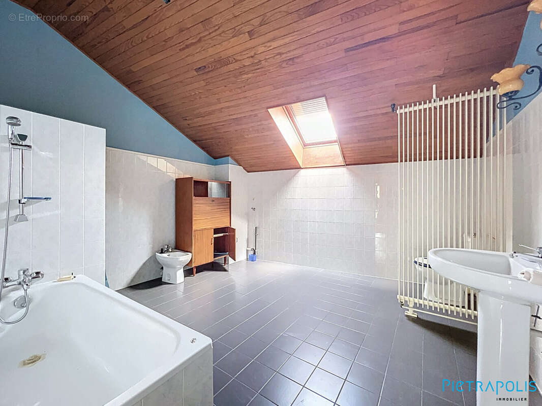 Maison 120 m² à Saint-Vincent-De-Reins  - photo 8