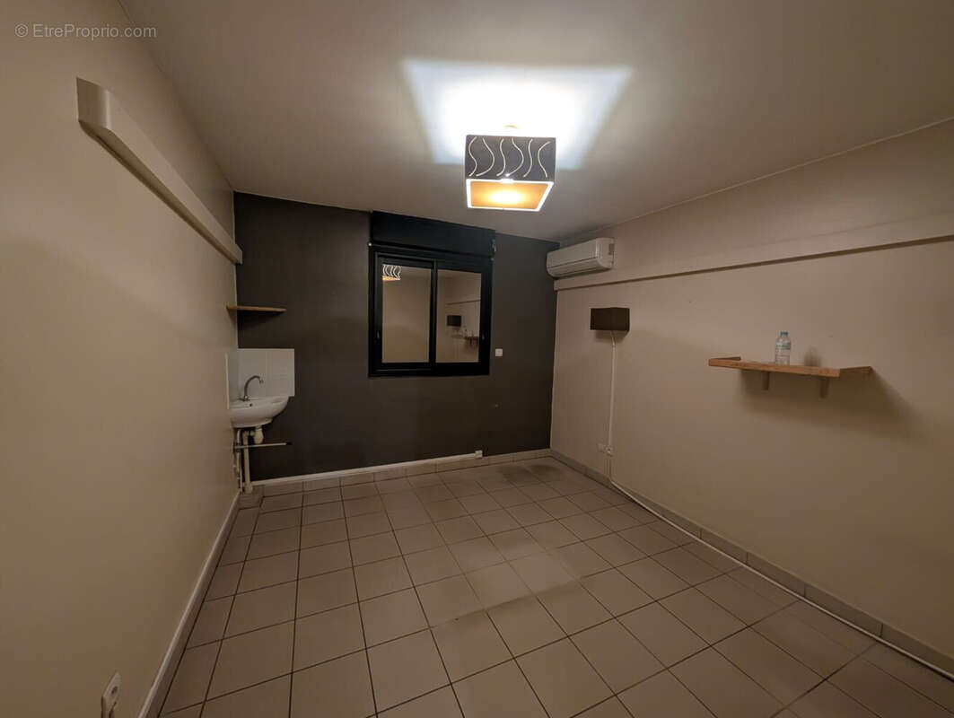 Commerce 78 m² à Saint-Pierre  - photo 5