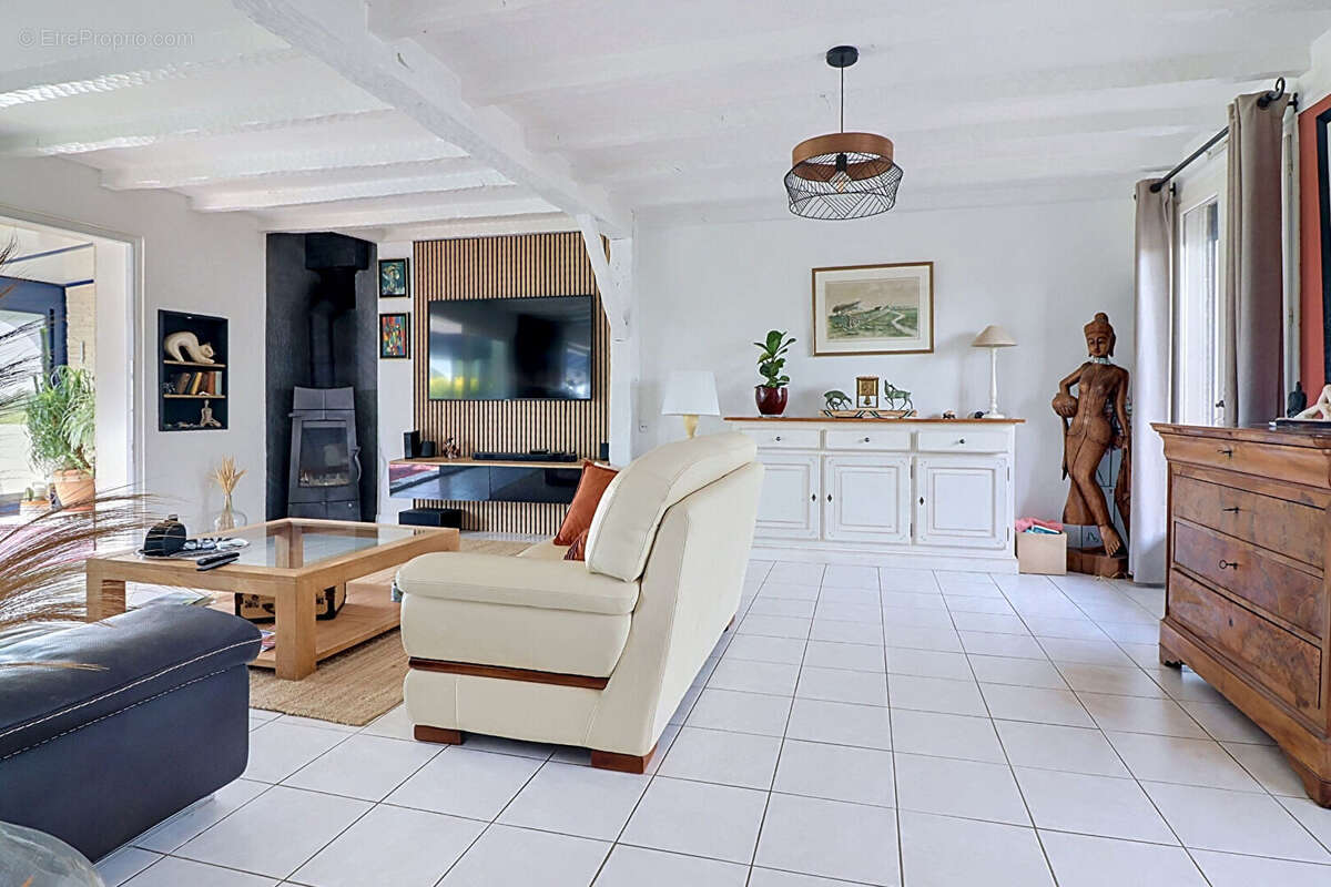 Maison avec piscine, sous-sol intégral et vue dégagée sur l'eau Esnandes 5 pièce(s) 115 m2 - photo 5