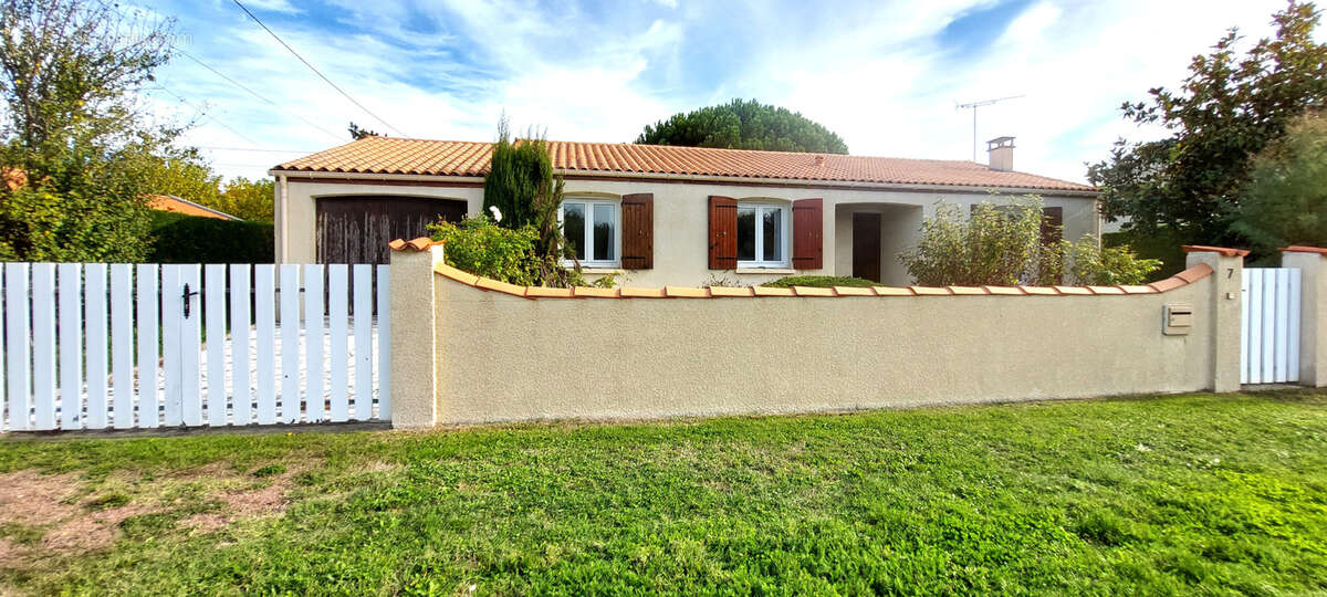 MAISON DE  PLAIN PIED avec un magnifique jardin et un garage située à ROYAN - photo 3