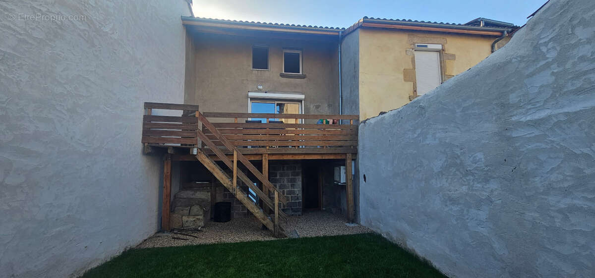 Maison à LES MARTRES-DE-VEYRE