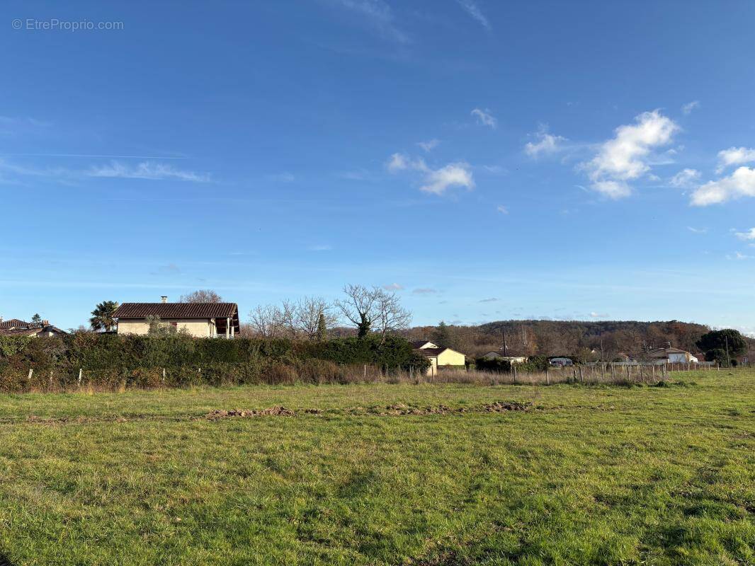 Terrain à ANTONNE-ET-TRIGONANT