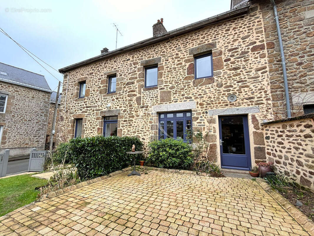 Maison à AMBRIERES-LES-VALLEES