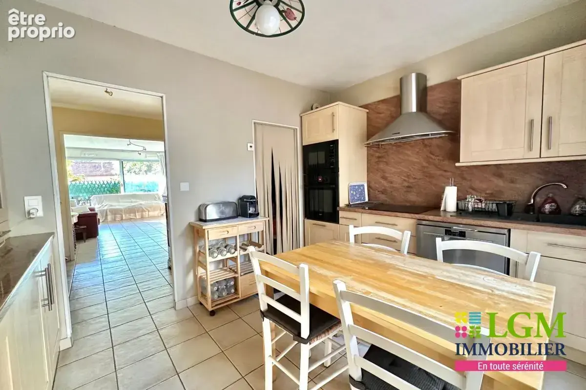 NÎMES - Spacieux appartement en rez-de-chaussée avec parking - photo 5