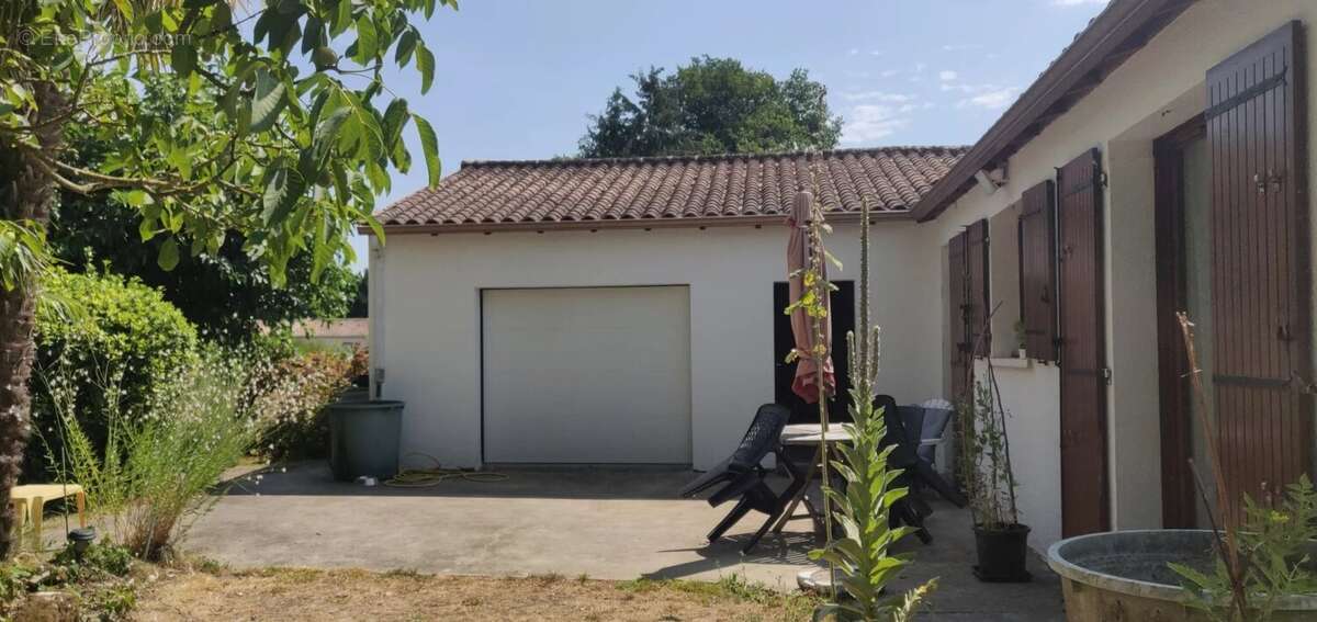 Maison de plain-pied, garage et jardin à vendre à Rioux (17) - photo 3