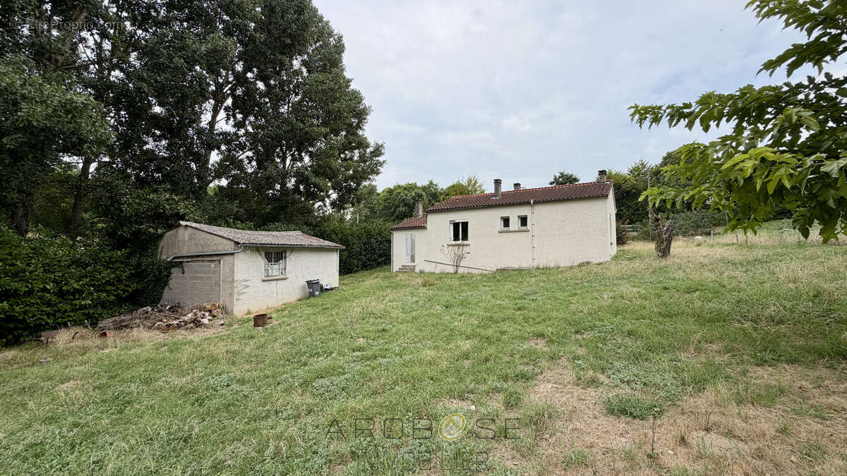 Maison de plain pied avec jardin autour . - photo 3