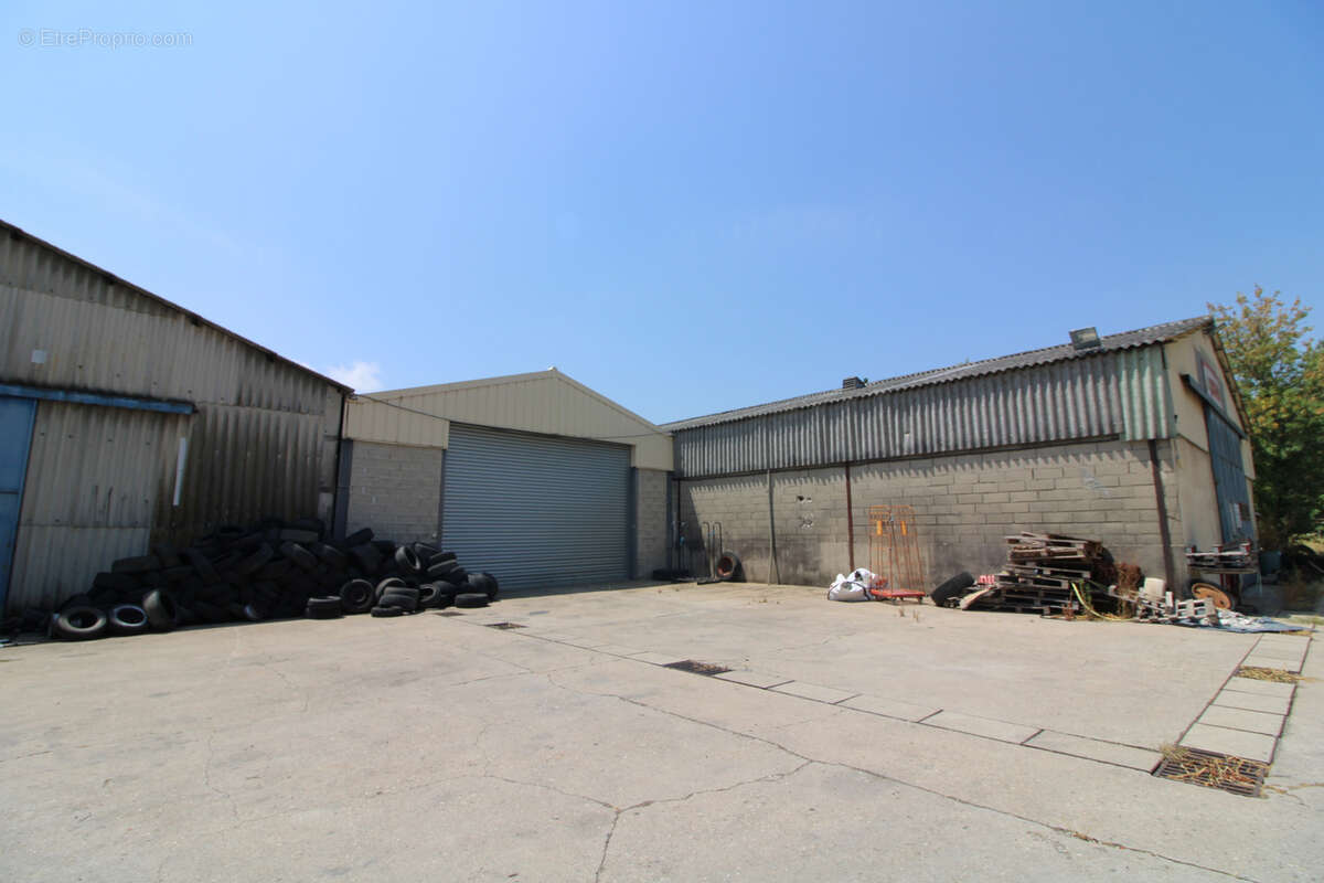 LOCAUX COMMERCIAUX DE 1750 M2 sur terrain de 3700 m2. - photo 9