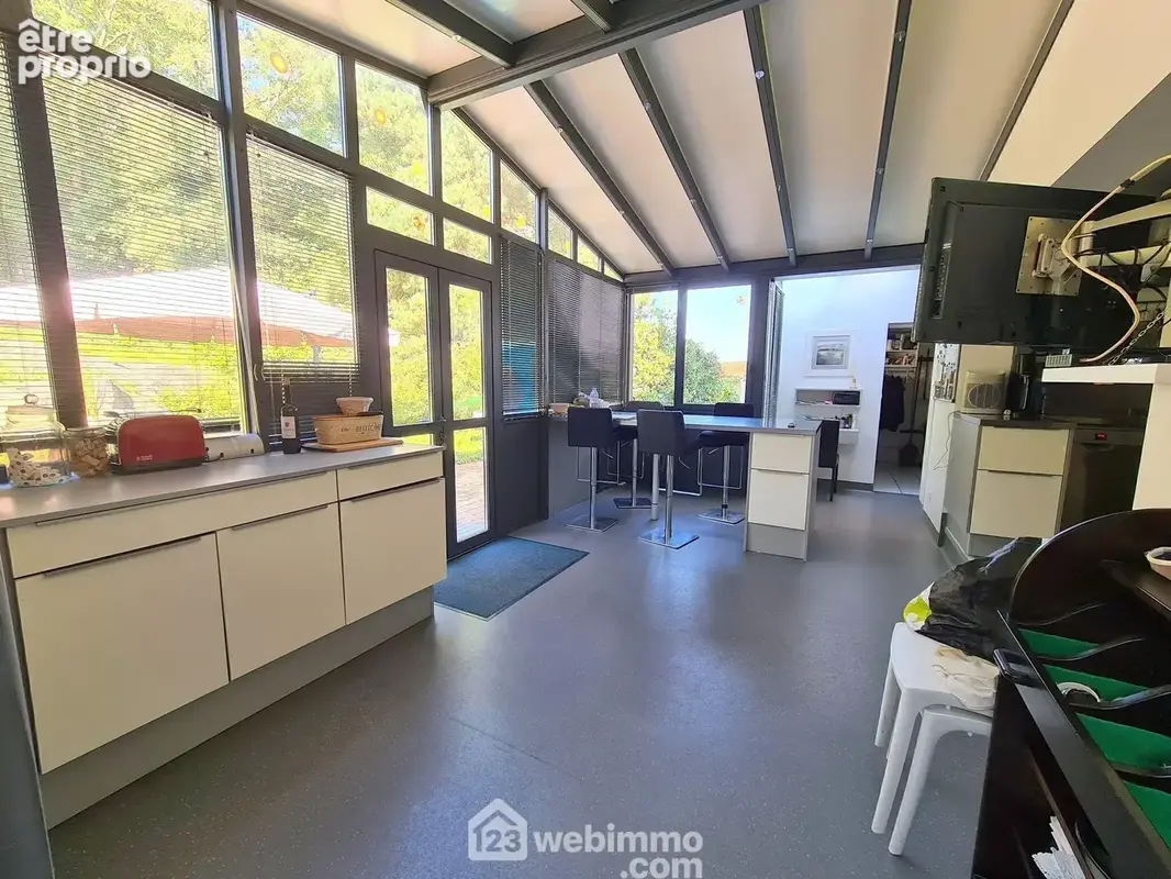Une seconde véranda de 23 m² donnant sur la cuisine et la terrasse.