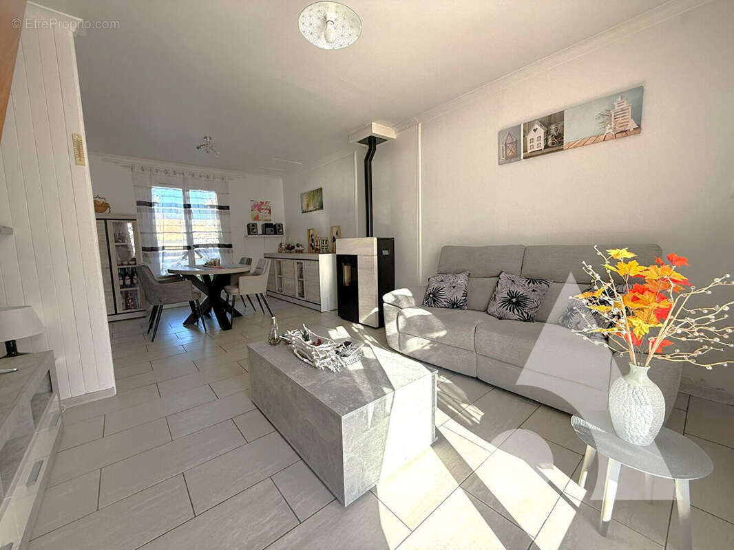 Maison à LA NEUVILLE-ROY