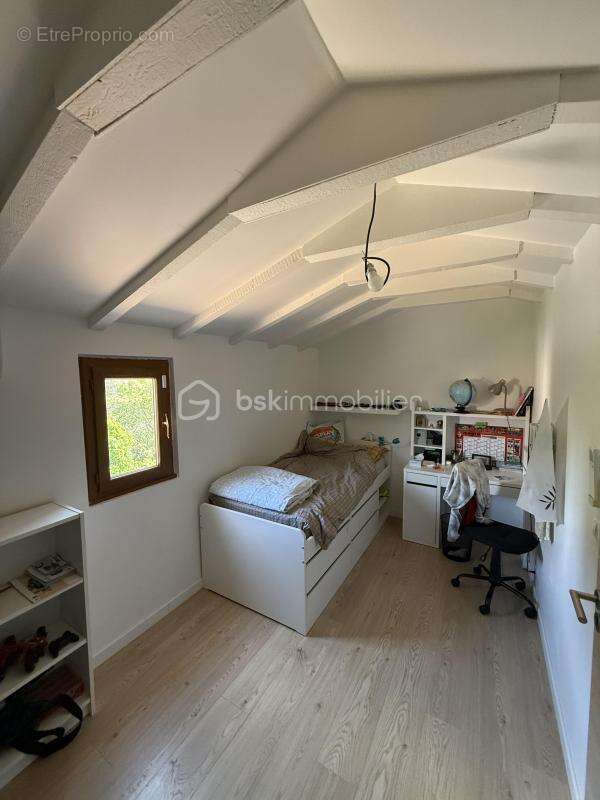 Propriété d'Exception - Quartier Résidentiel de PÉLISSANNE (DEPT13) - Villa Type 8 - 170 m2 - Terrain Arboré,Sécurisé - 1500M2 - - photo 19
