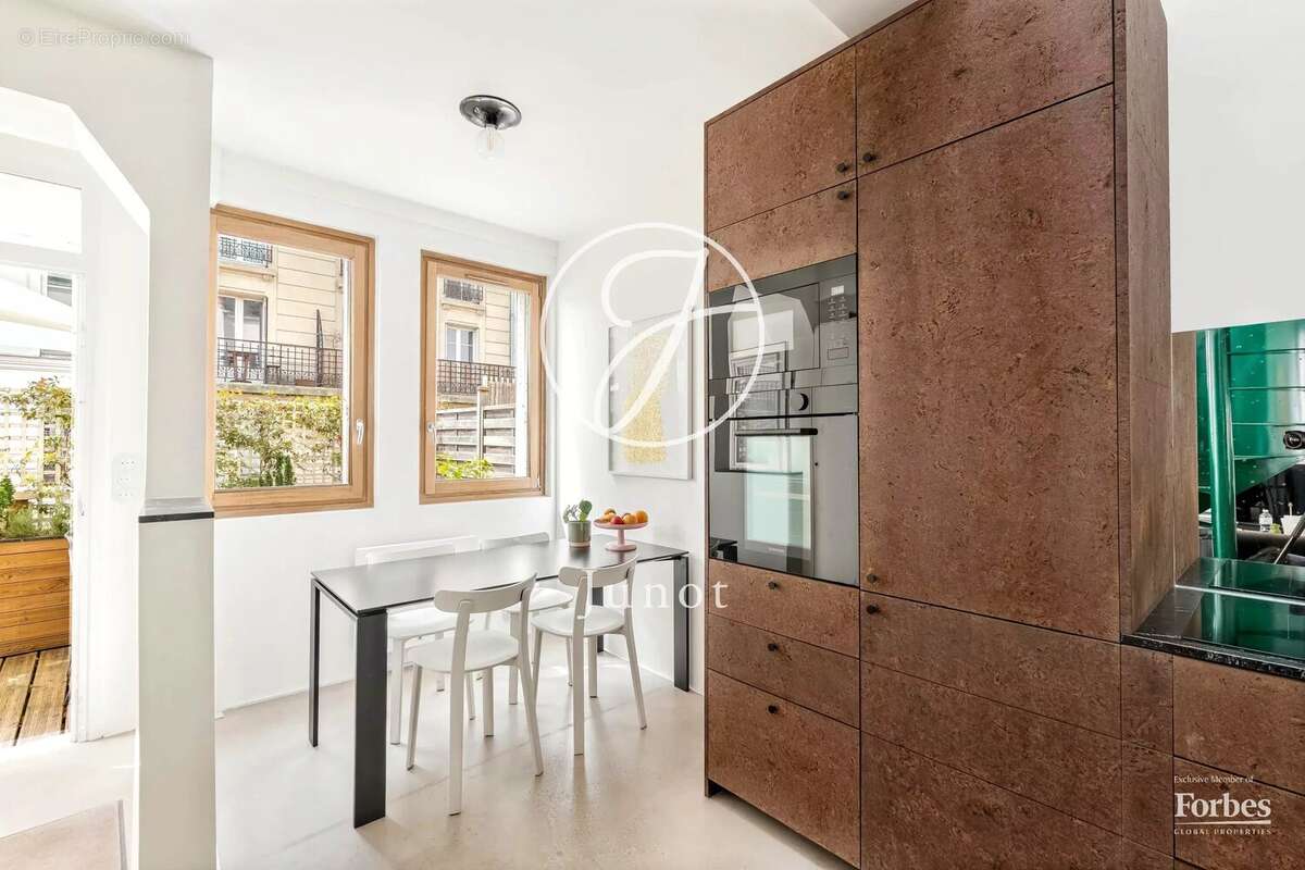 Paris 18e - MONTMARTRE / HAUT LEPIC - Appartement comme une maison - 3 pièces - 68,52m² Carrez - 72,81m² au sol - Terrasse 15,80 - photo 3
