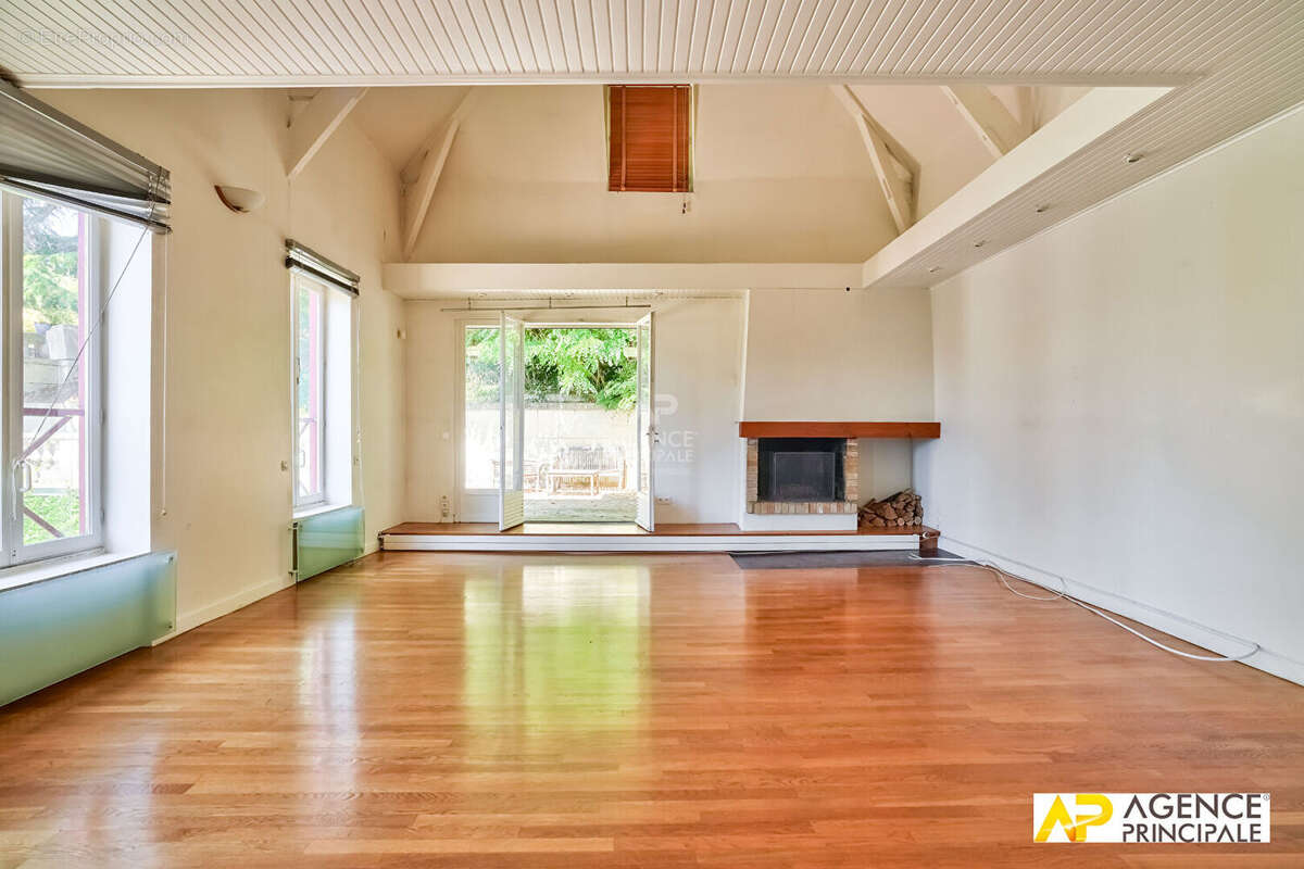 Maison à LE MESNIL-LE-ROI