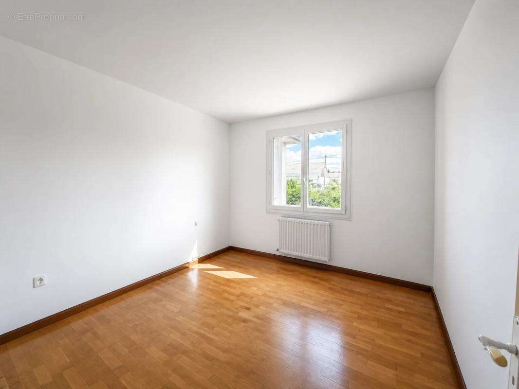 Maison de 4 pièces de 275 m² à Bourges - photo 10