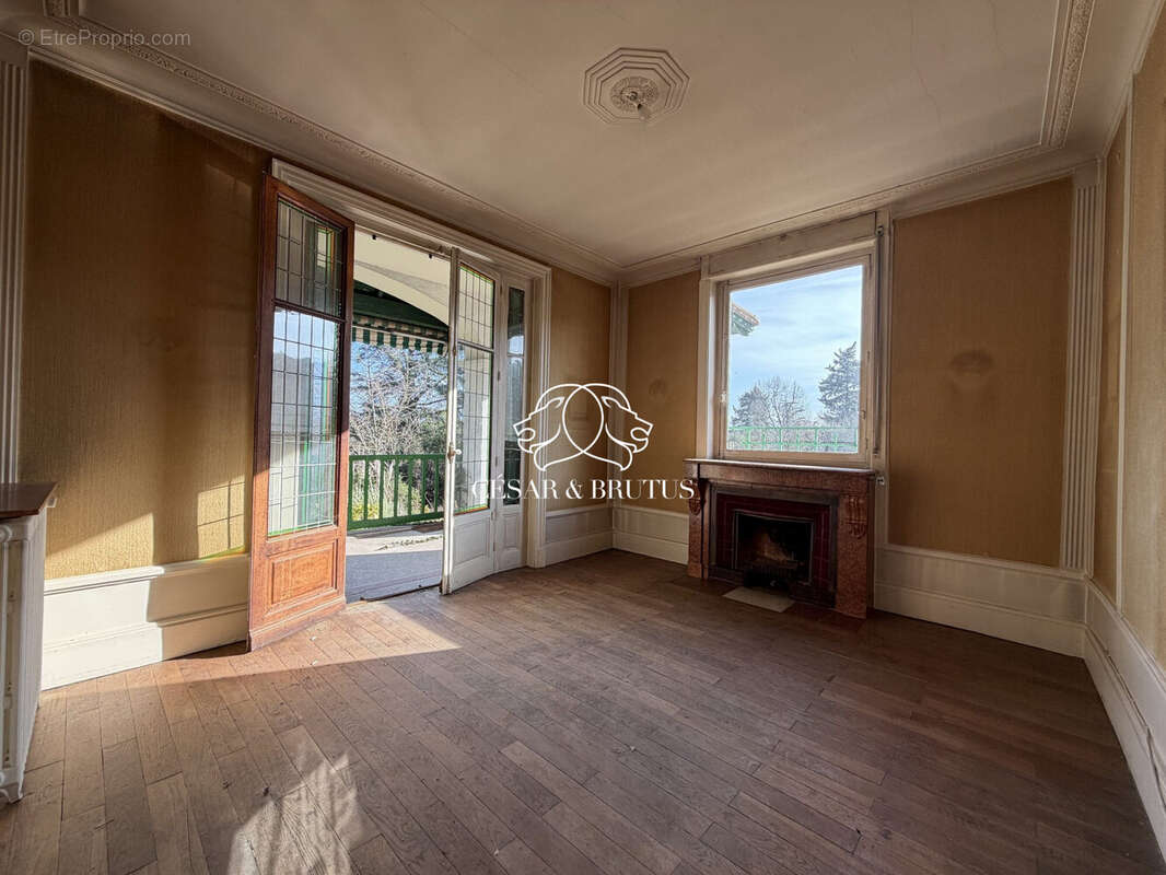 Appartement à CHARBONNIERES-LES-BAINS