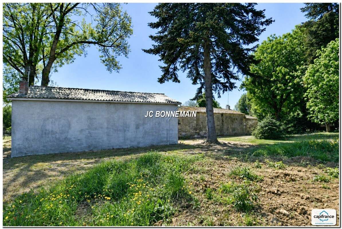 A vendre sur 1,14 Ha - Maison 1 à Réhabiliter 200 m² / Maison 2 Habitable Immédiat CHERMIGNAC (17) - photo 8