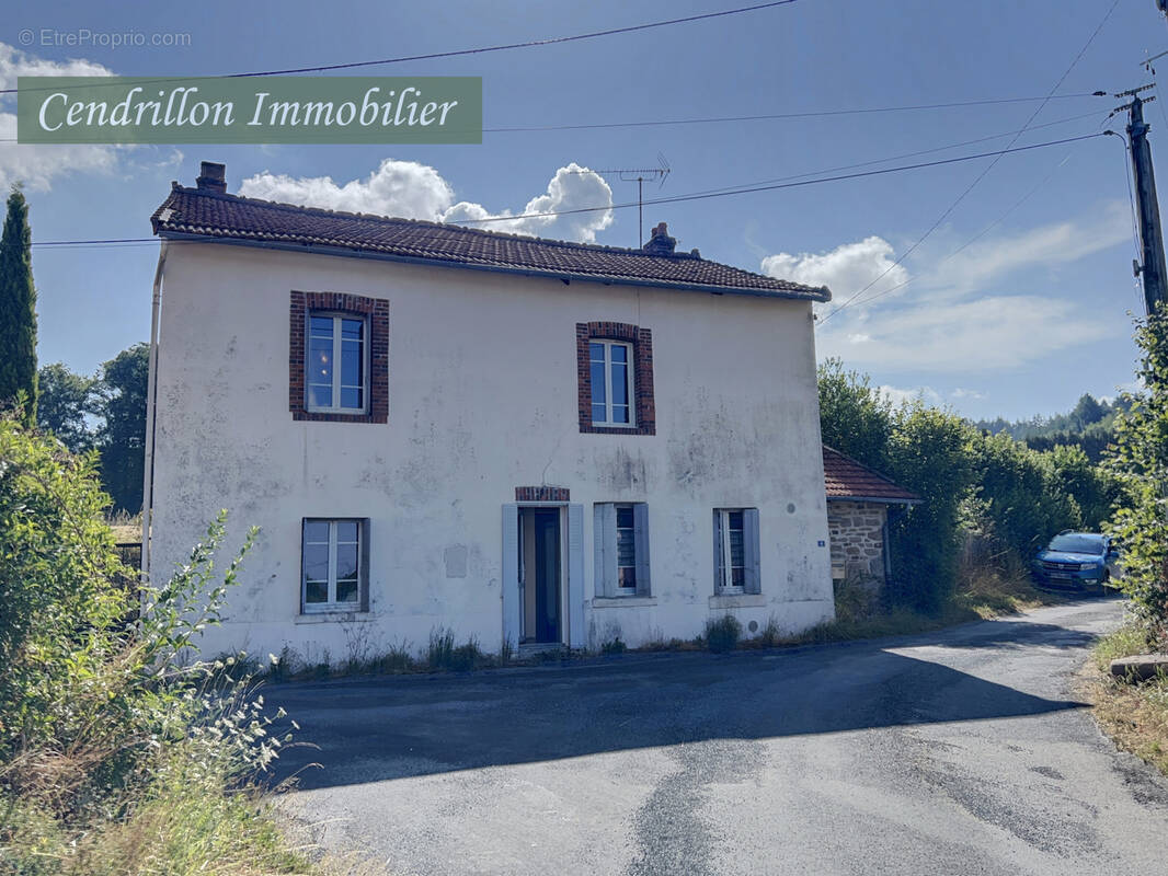 Maison à MANSAT-LA-COURRIERE