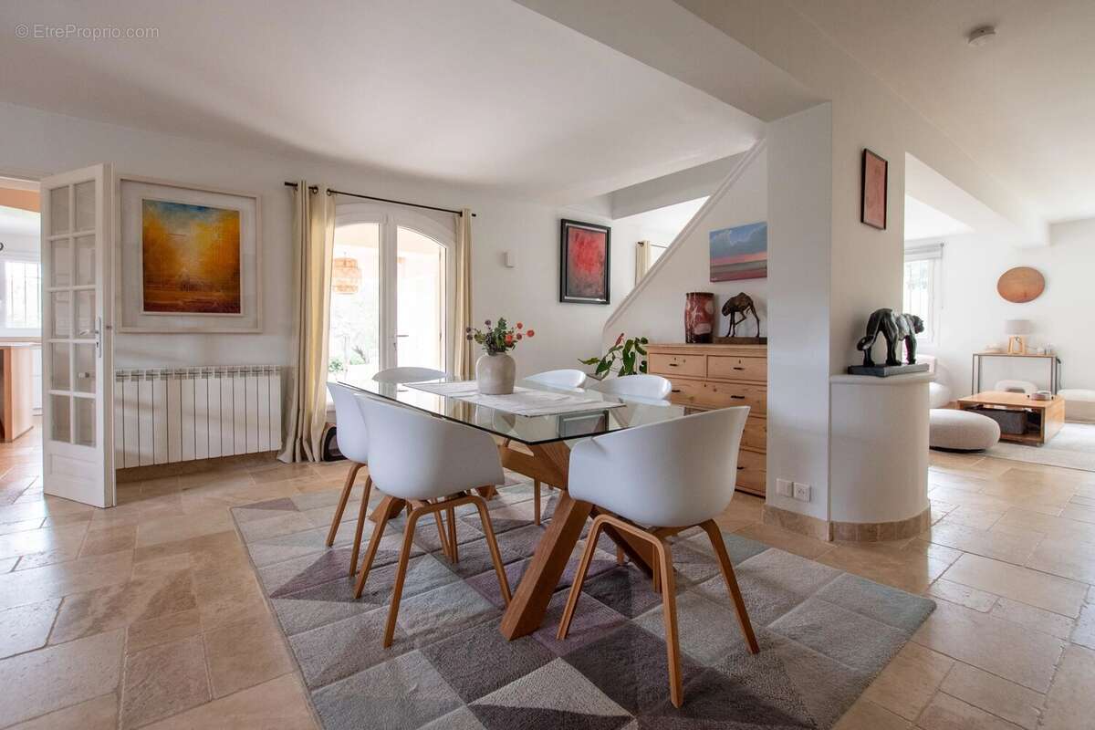 Maison à CHATEAUNEUF-GRASSE