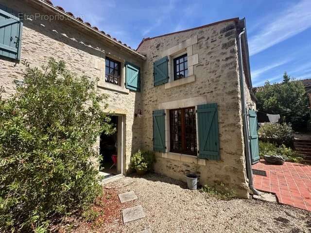 Maison à BAZOGES-EN-PAREDS