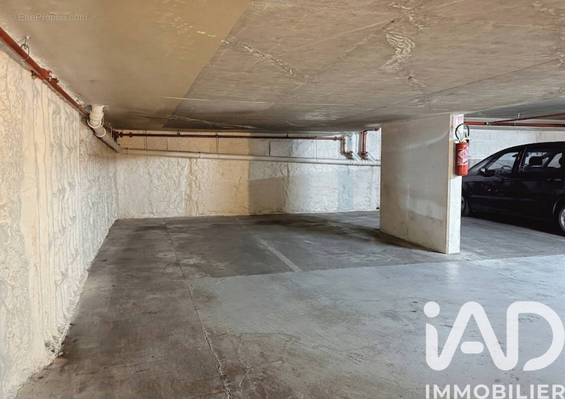 Photo 1 - Parking à PARIS-2E