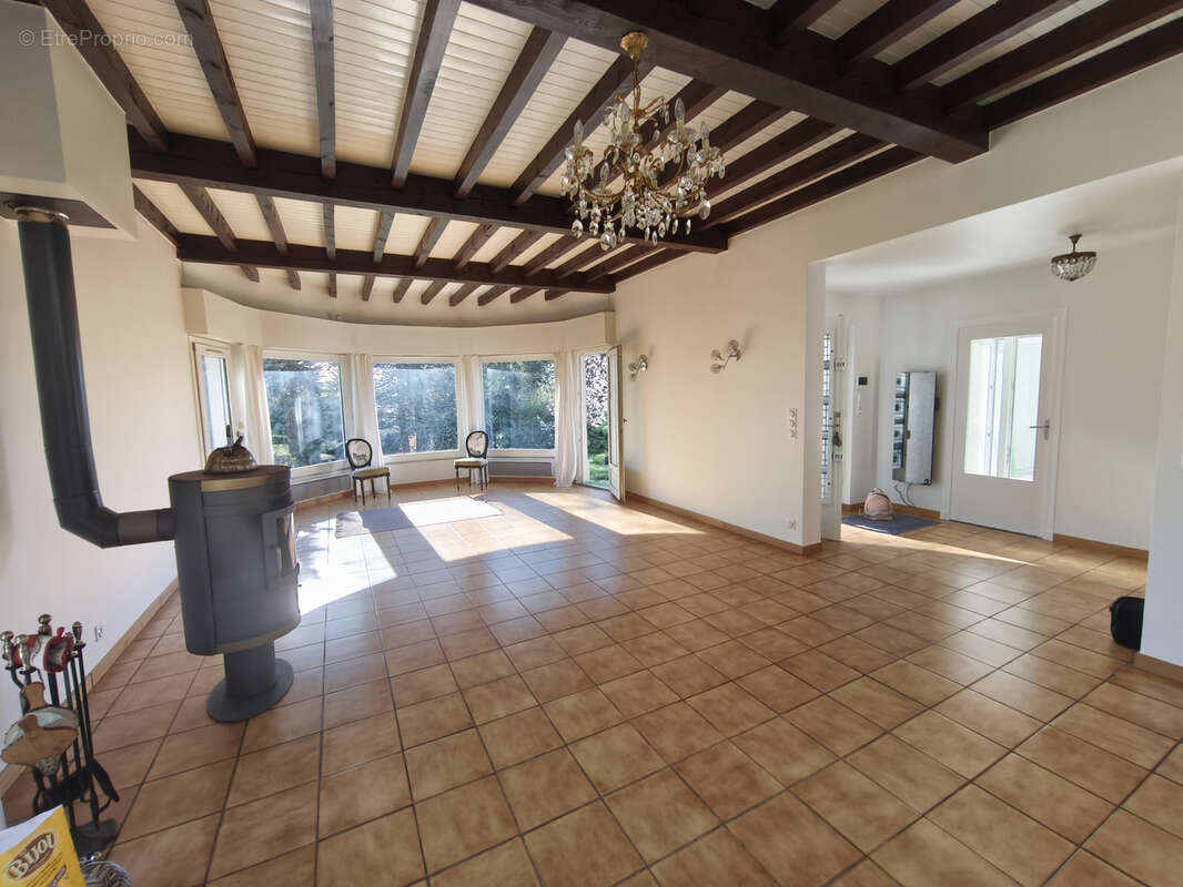 Saint-priest-en-jarez, maison 160 m2 6p+c. - photo 3