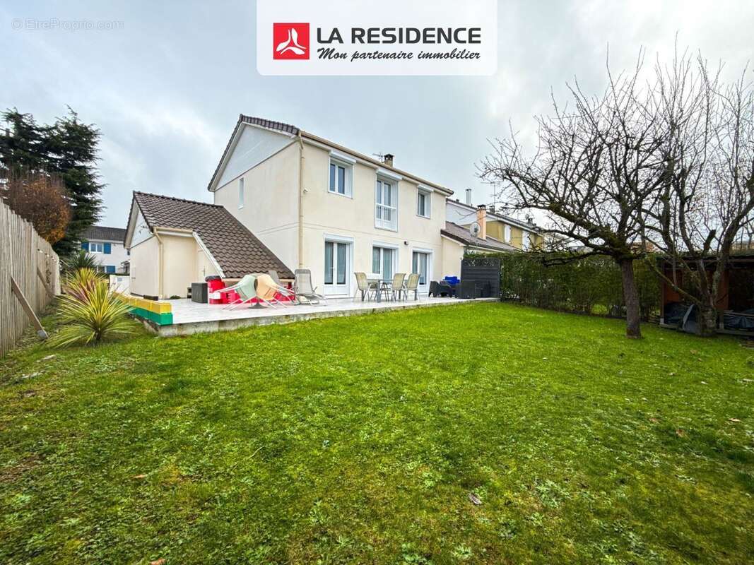 Maison à LE MESNIL-SAINT-DENIS