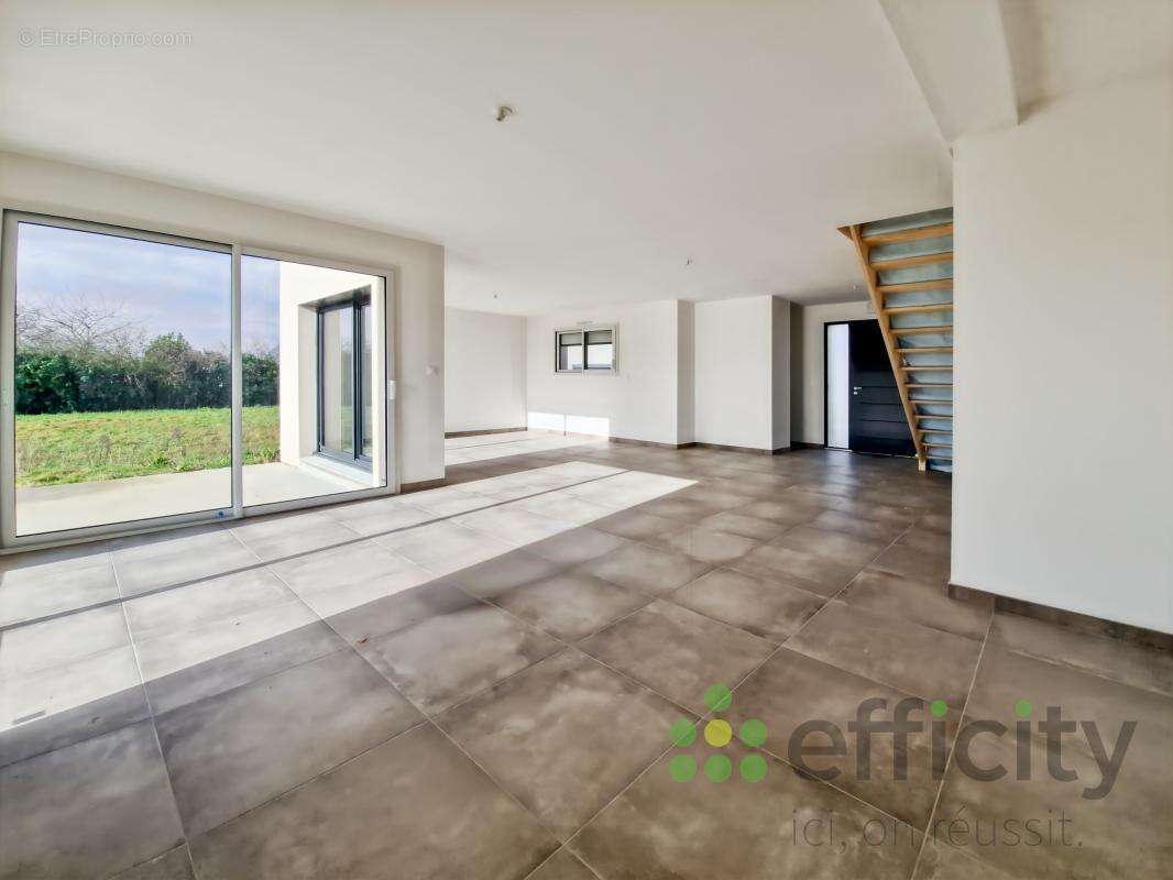 Maison à NEUVILLE-SUR-SARTHE