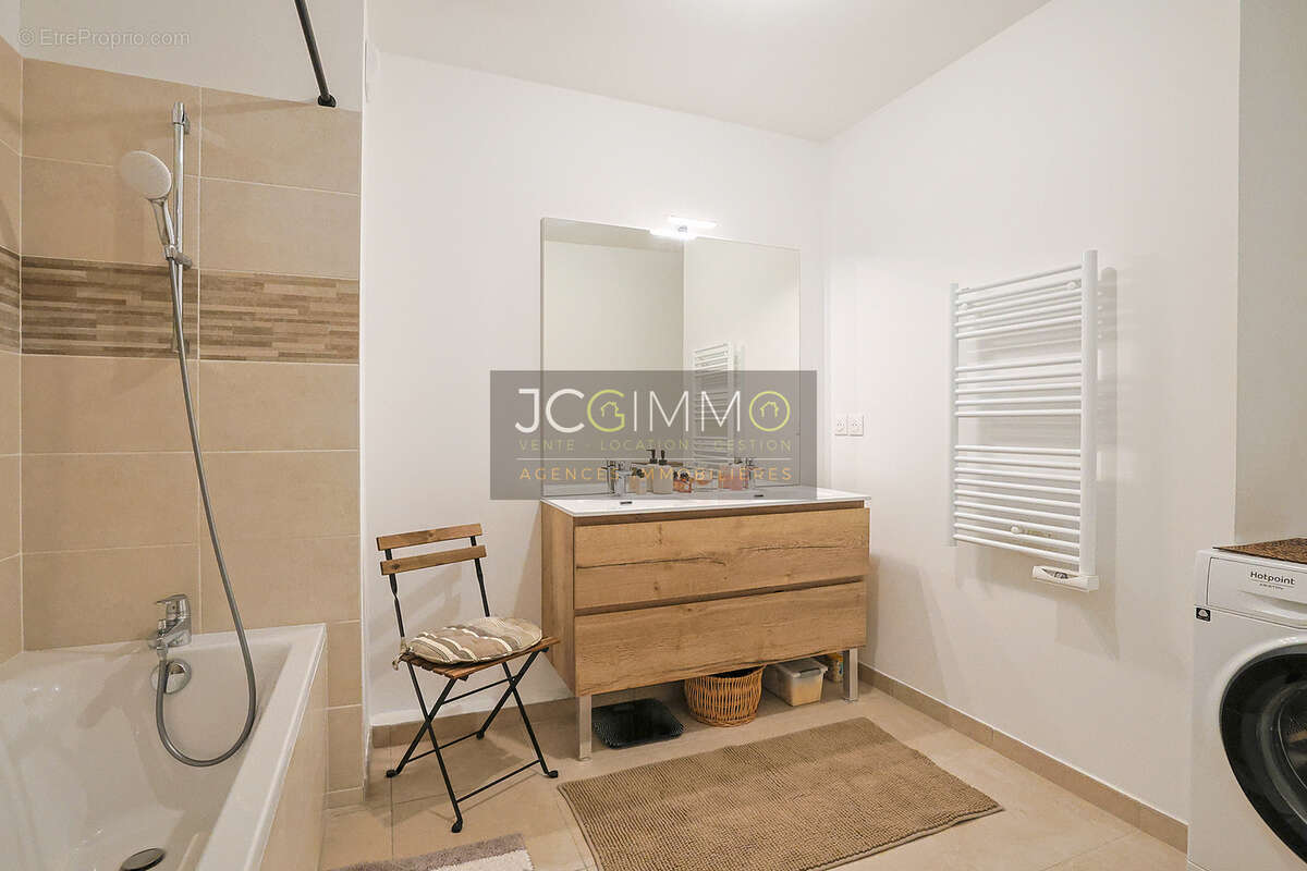 Appartement à SOLLIES-PONT