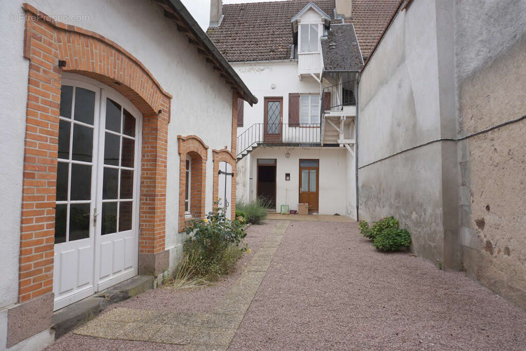 Maison de village avec dépendances. - photo 2