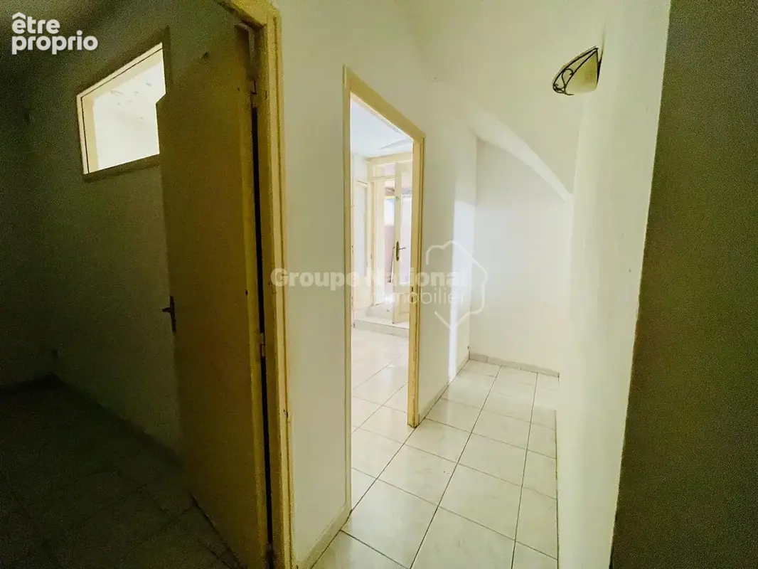 Appartement P3 en rez-de-chaussée avec cour privative, beau potentiel ! - photo 5